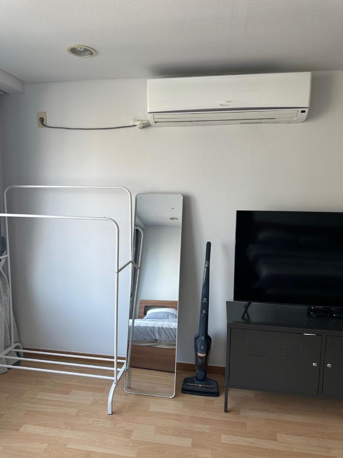 Hongdae Guesthouse 1Min From Hongik Uni Station Exit #1 Seúl Exterior foto