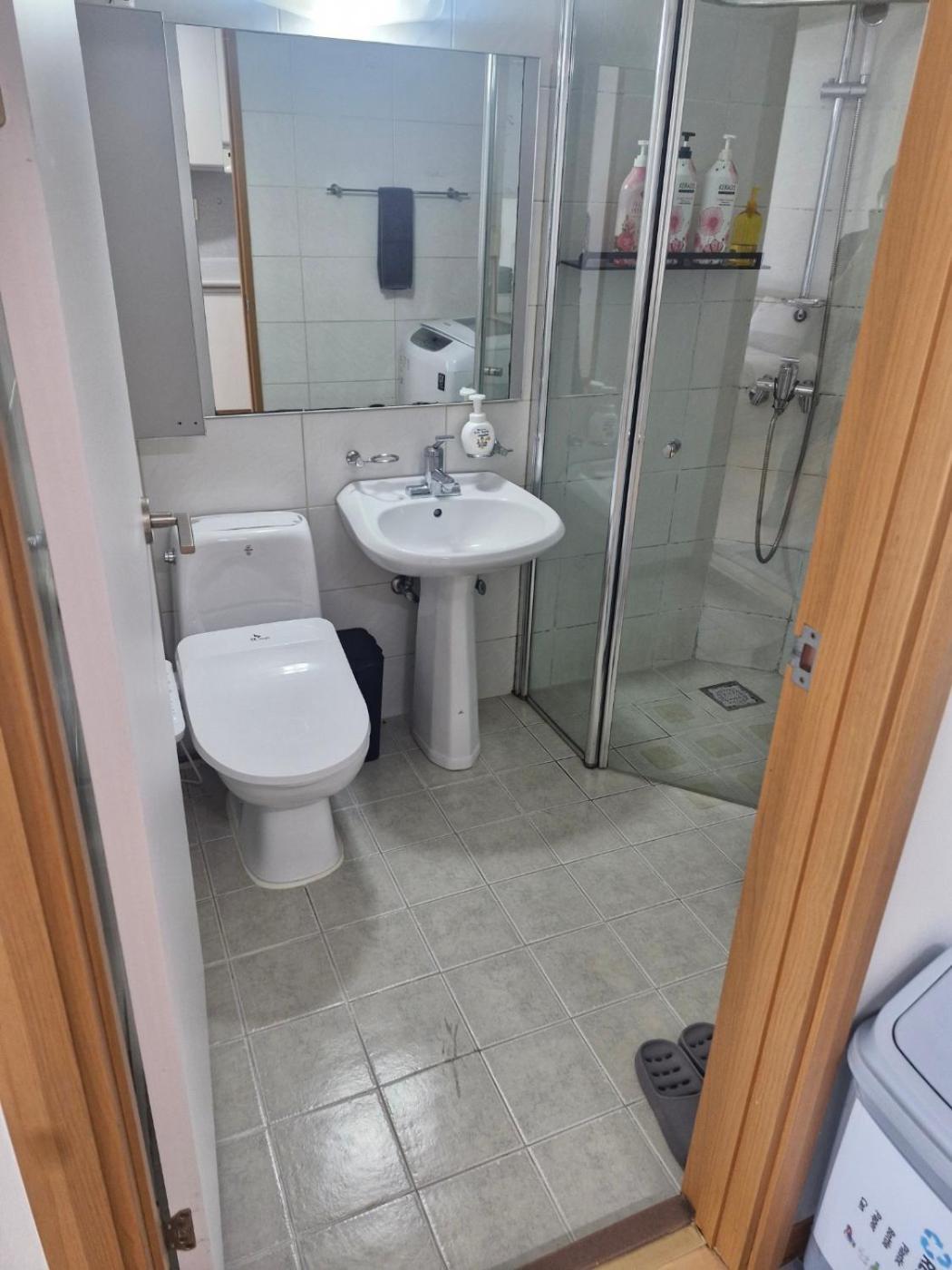 Hongdae Guesthouse 1Min From Hongik Uni Station Exit #1 Seúl Exterior foto